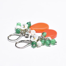 橘色結婚珠、綠瑪瑙、白色珍珠珠、白色珍珠小花和印度銀鈴鐺的耳環 第6張的照片