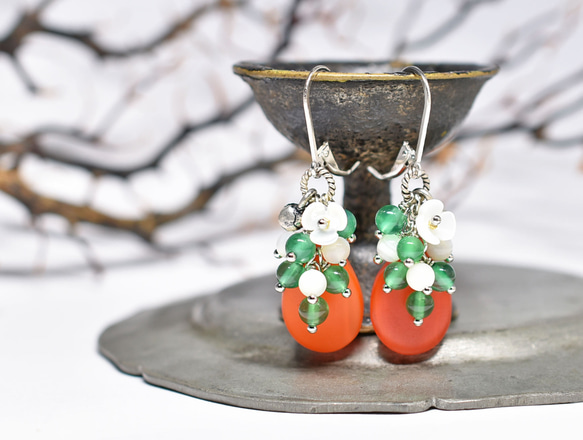 橘色結婚珠、綠瑪瑙、白色珍珠珠、白色珍珠小花和印度銀鈴鐺的耳環 第1張的照片