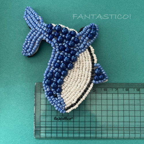 クジラさんビーズ刺繍ブローチ❤️デリカビーズステッチ ライン