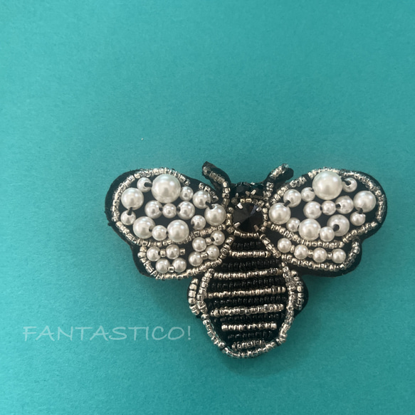 モノトーンのハチさんビーズ刺繍ブローチ❤️デリカビーズステッチ ラインストーン プチギフト 手刺繍ミツバチ蜜蜂はち 1枚目の画像