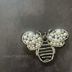 モノトーンのハチさんビーズ刺繍ブローチ❤️デリカビーズステッチ ラインストーン プチギフト 手刺繍ミツバチ蜜蜂はち 2枚目の画像