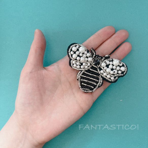 モノトーンのハチさんビーズ刺繍ブローチ❤️デリカビーズステッチ ラインストーン プチギフト 手刺繍ミツバチ蜜蜂はち 3枚目の画像