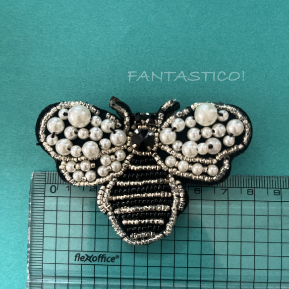 モノトーンのハチさんビーズ刺繍ブローチ❤️デリカビーズステッチ ラインストーン プチギフト 手刺繍ミツバチ蜜蜂はち 6枚目の画像