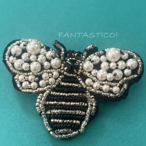 モノトーンのハチさんビーズ刺繍ブローチ❤️デリカビーズステッチ ラインストーン プチギフト 手刺繍ミツバチ蜜蜂はち 4枚目の画像