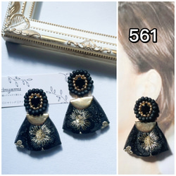 561/ビーズ刺繍　ビジュー　ブラック　インド刺繍リボン　イヤリング　ピアス　ボタニカル　フラワー 1枚目の画像