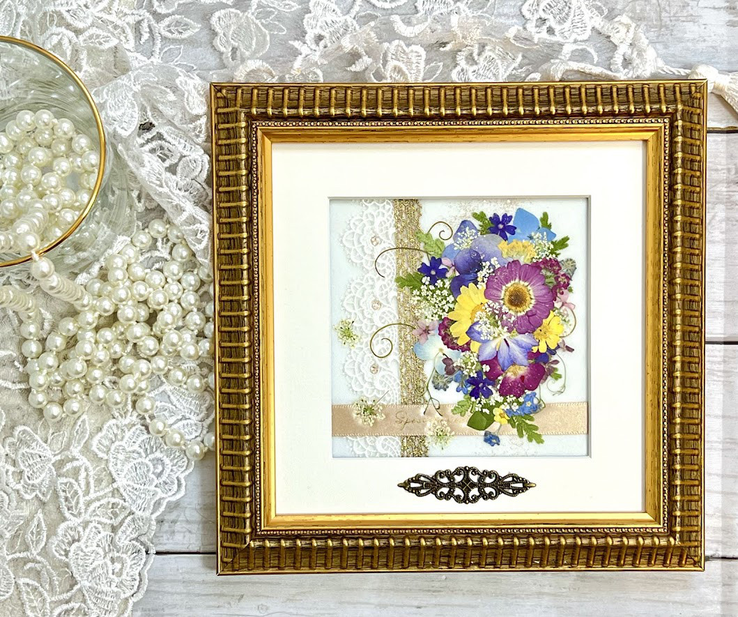 落ち着いたゴールドのおしゃれなミニブーケ押し花額