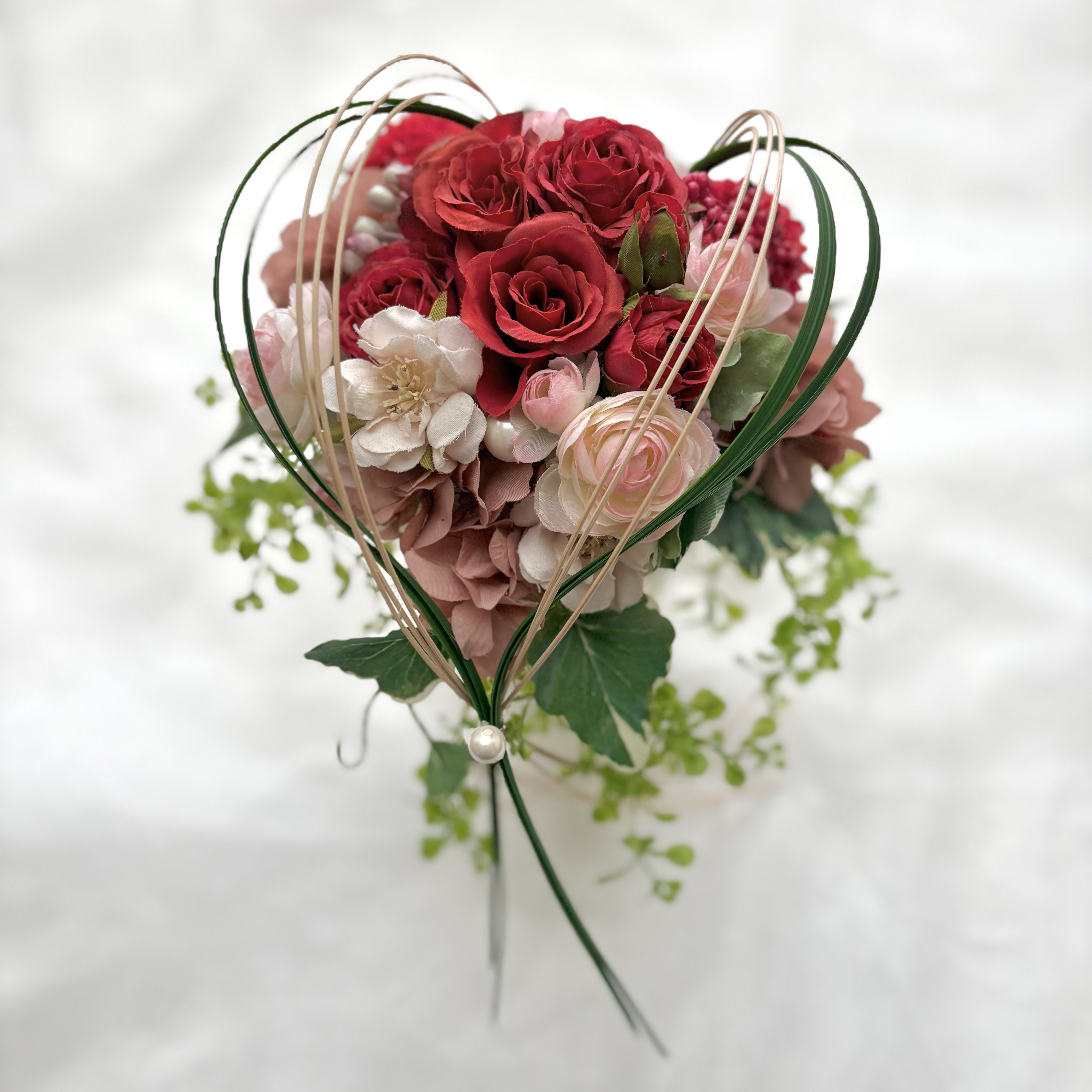 《ホワイトデー》《結婚祝い》《結婚記念日》可愛いハート型 ローズアレンジメント　2colors