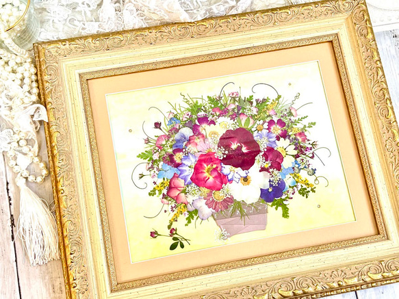 気品あるアンティークフレームが目を引く華麗な押し花アート額 1枚目の画像
