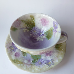 母のCreema陶器市2024工房ゆずりは　カップ＆ソーサー　紫を主体にした華やかで上品な絵柄　花かざり　29292　 2枚目の画像
