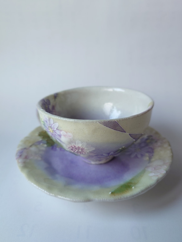 母のCreema陶器市2024工房ゆずりは　カップ＆ソーサー　紫を主体にした華やかで上品な絵柄　花かざり　29292　 3枚目の画像