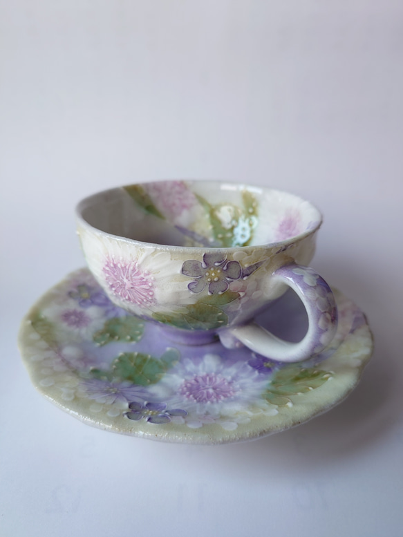 母のCreema陶器市2024工房ゆずりは　カップ＆ソーサー　紫を主体にした華やかで上品な絵柄　花かざり　29292　 5枚目の画像