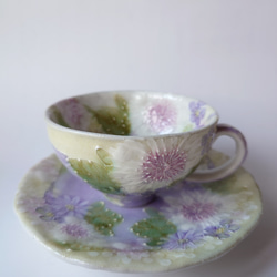 母のCreema陶器市2024工房ゆずりは　カップ＆ソーサー　紫を主体にした華やかで上品な絵柄　花かざり　29292　 1枚目の画像