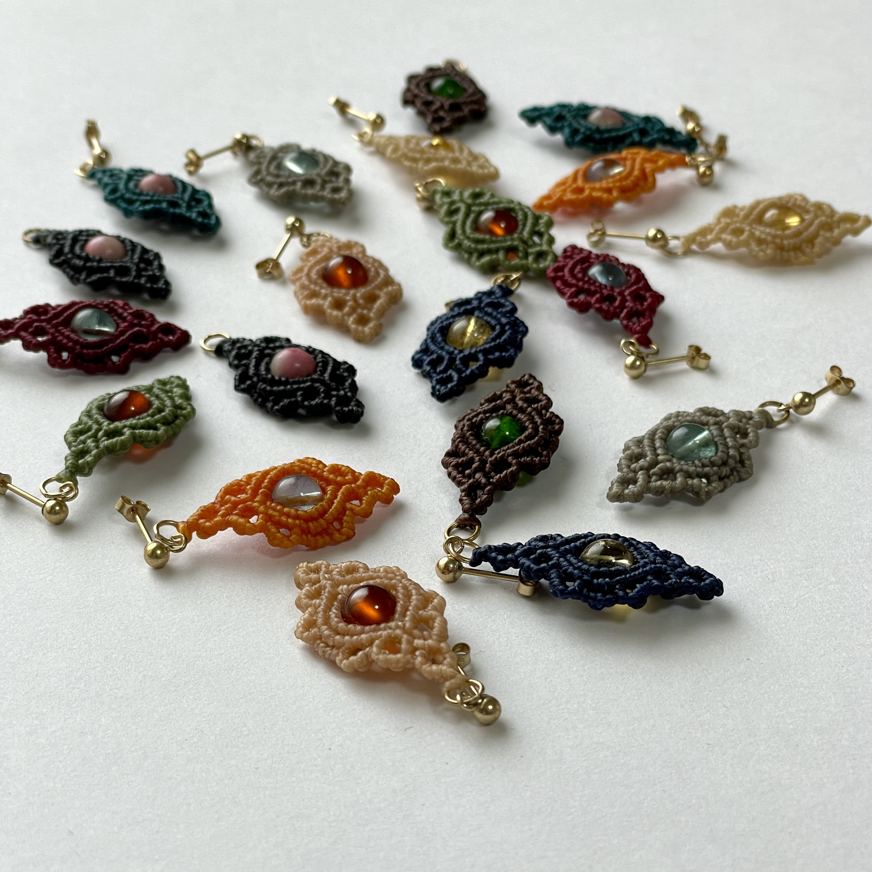 フローライト天然石のマクラメピアス