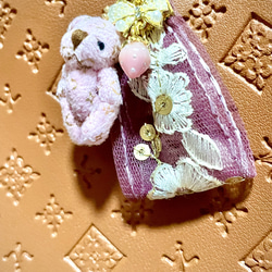 ピンクくまとインド刺繍タッセルのミニチャーム 4枚目の画像