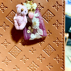 ピンクくまとインド刺繍タッセルのミニチャーム 3枚目の画像