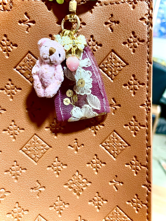 ピンクくまとインド刺繍タッセルのミニチャーム 3枚目の画像