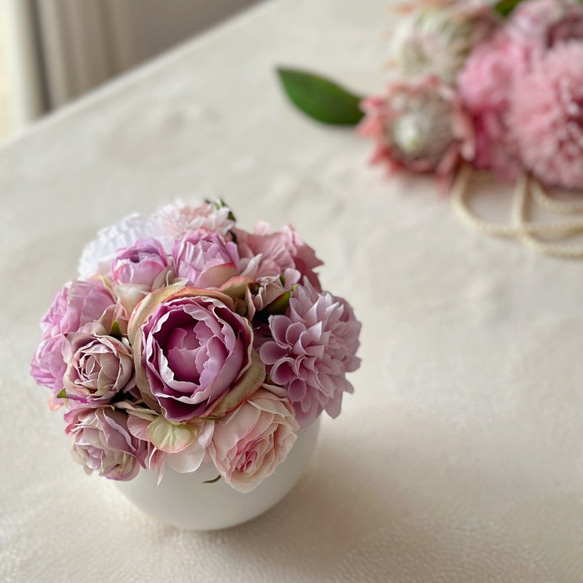 コンパクトなピンクのラウンドアレンジ｜白い器にピンクのアーティ