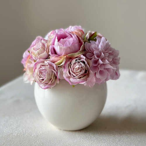 コンパクトなピンクのラウンドアレンジ｜白い器にピンクのアーティ