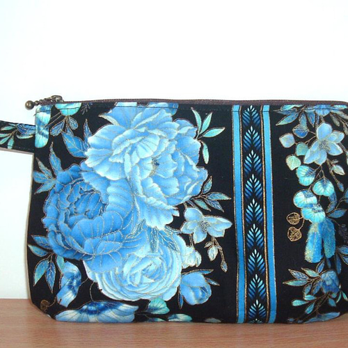 お買い得700円➡500円】ふわふわ化粧ポーチ/おくすり手帳/通帳ケース  