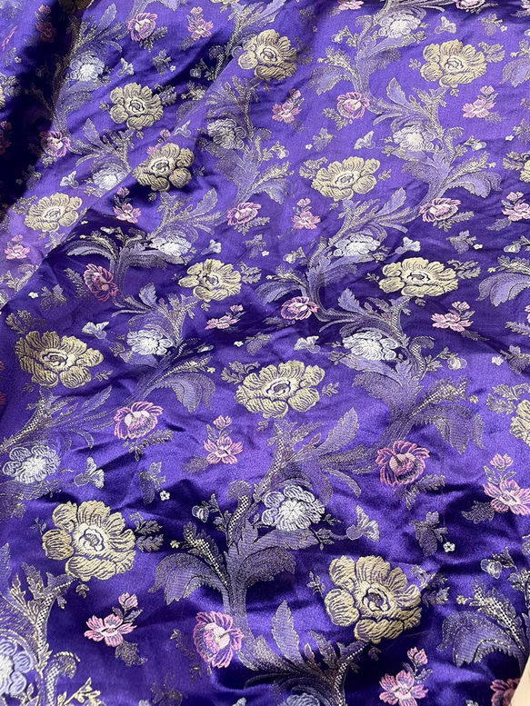 上品 紫です花柄 ジャカード織りの生地 1枚目の画像