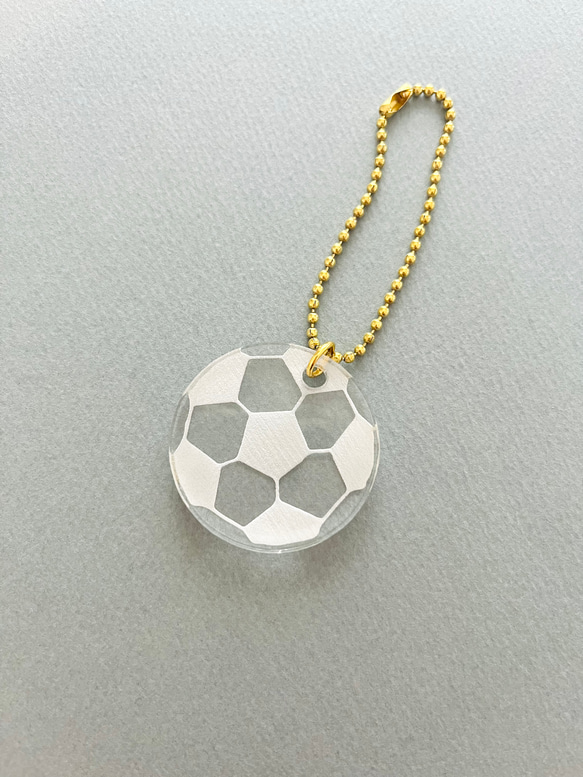 ありそうでなかった！？子どもの日のプレゼントに♡シンプルなサッカーボール アクリルキーホルダー  サッカー部 3枚目の画像