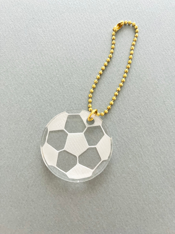 ありそうでなかった！？子どもの日のプレゼントに♡シンプルなサッカーボール アクリルキーホルダー  サッカー部 1枚目の画像