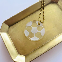 ありそうでなかった！？子どもの日のプレゼントに♡シンプルなサッカーボール アクリルキーホルダー  サッカー部 2枚目の画像