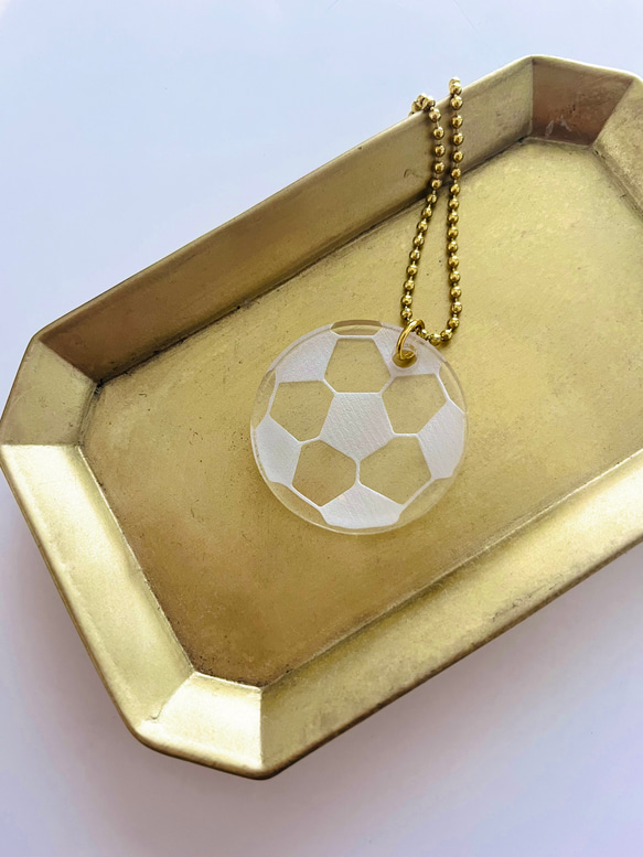 ありそうでなかった！？子どもの日のプレゼントに♡シンプルなサッカーボール アクリルキーホルダー  サッカー部 2枚目の画像