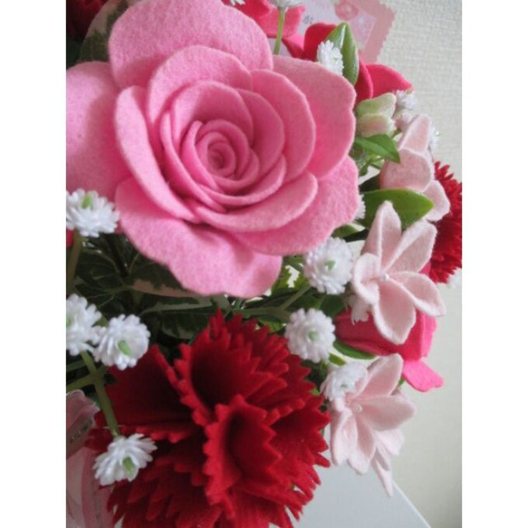 【母の日ギフト】薔薇と赤カーネーションのフェルトフラワーアレンジメント 5枚目の画像