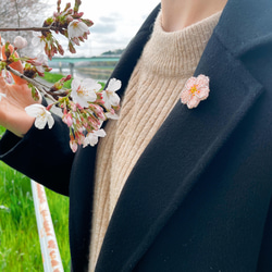 桜刺繍ブローチ 2枚目の画像