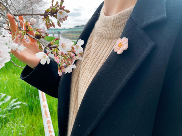 桜刺繍ブローチ 2枚目の画像