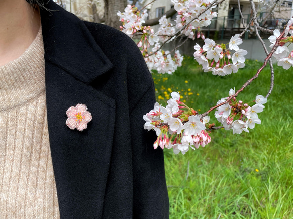 桜刺繍ブローチ 1枚目の画像