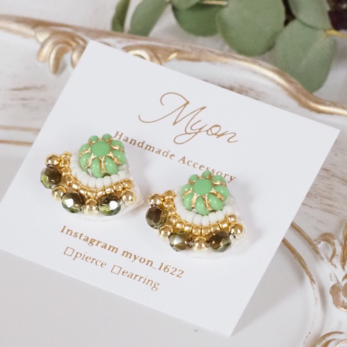 チェコビーズのビーズ刺繍ピアス/イヤリング ピアス（スタッド・一粒