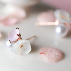 小さいお花ピアス　ローズクオーツ　パール　ホワイトシェル（白蝶貝）　ピンクゴールド 1枚目の画像