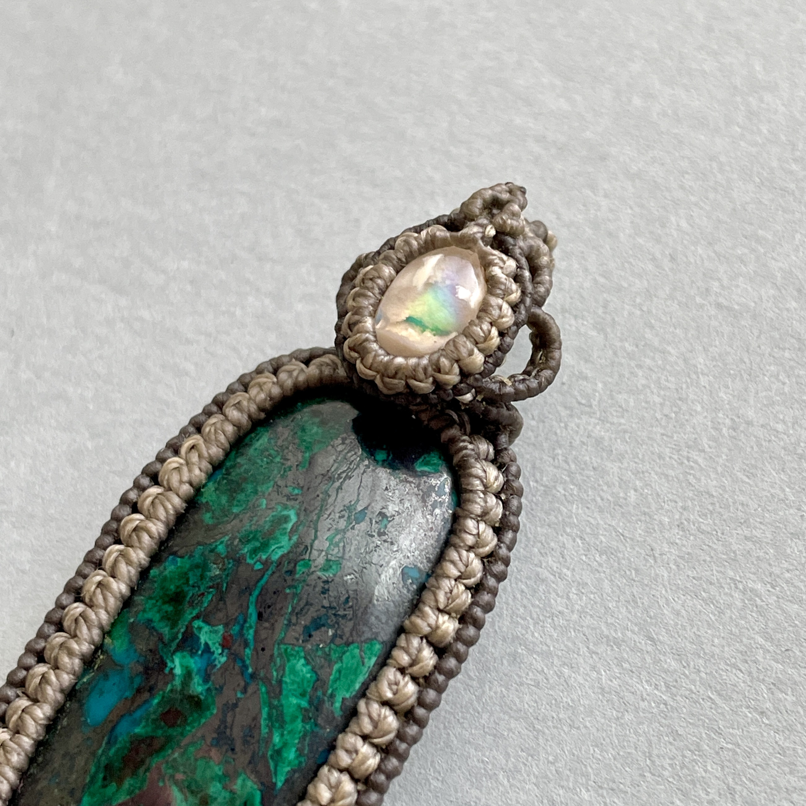 ＜天然石＞オパールとクリソコラのマクラメペンダント