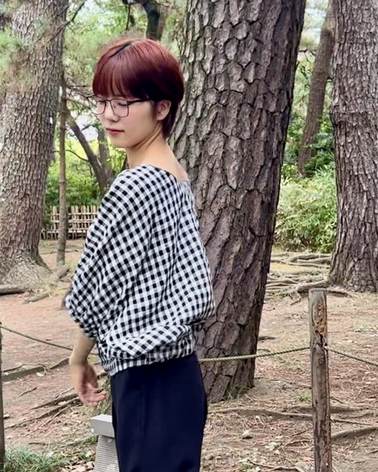 シンプルで着映えするギンガムチェックのモモンガブラウス＊国産リネン＊ラウンドネック～後ろⅤネック