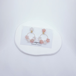 SALE❀『サクラ』桜とモルガナイトのフープイヤリング/ピアス 天然石 ピンク ホワイト 白 ゴールド アシンメトリー 1枚目の画像