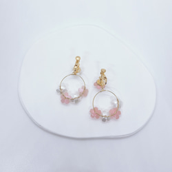 SALE❀『サクラ』桜とモルガナイトのフープイヤリング/ピアス 天然石 ピンク ホワイト 白 ゴールド アシンメトリー 2枚目の画像
