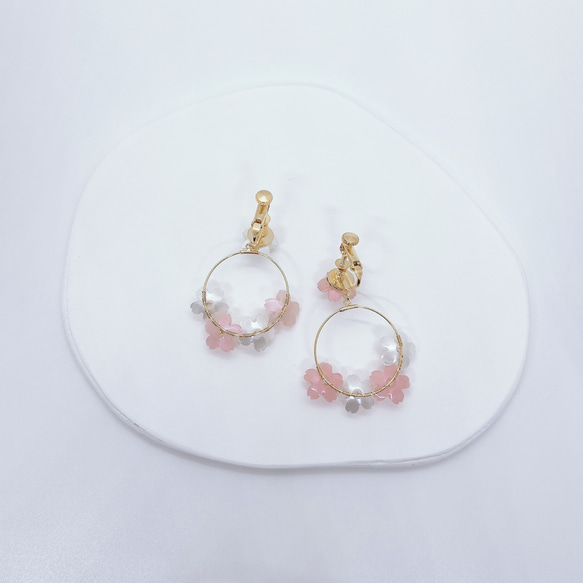 SALE❀『サクラ』桜とモルガナイトのフープイヤリング/ピアス 天然石 ピンク ホワイト 白 ゴールド アシンメトリー 2枚目の画像