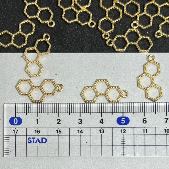 【送料無料】金属チャーム　ハニカムチャーム　14個　ゴールドカラー　幾何学　 2枚目の画像