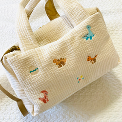 L Lサイズ　ハピリーダイナソー nubiが選べる　2wayマザーズバッグ　ヌビ　刺繍　恐竜　ボストンバッグ　オリジナル 4枚目の画像
