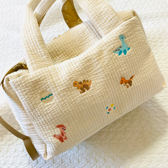 L Lサイズ　ハピリーダイナソー nubiが選べる　2wayマザーズバッグ　ヌビ　刺繍　恐竜　ボストンバッグ　オリジナル 4枚目の画像