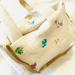 L Lサイズ　ハピリーダイナソー nubiが選べる　2wayマザーズバッグ　ヌビ　刺繍　恐竜　ボストンバッグ　オリジナル 2枚目の画像