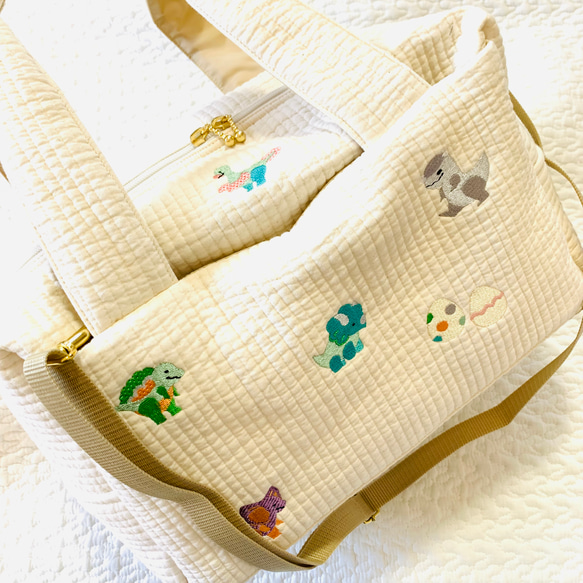 L Lサイズ　ハピリーダイナソー nubiが選べる　2wayマザーズバッグ　ヌビ　刺繍　恐竜　ボストンバッグ　オリジナル 2枚目の画像