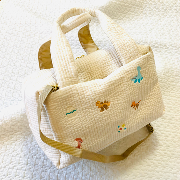L Lサイズ　ハピリーダイナソー nubiが選べる　2wayマザーズバッグ　ヌビ　刺繍　恐竜　ボストンバッグ　オリジナル 3枚目の画像