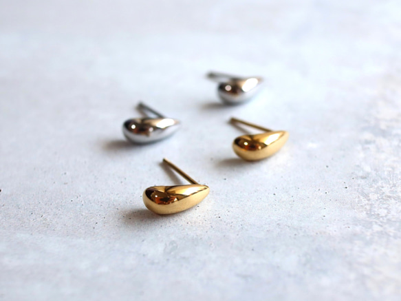 ☆大人気☆つけっぱなしOK 錆びないサージカルステンレス【小さめティアドロップ gold & silver】ピアス 1枚目の画像
