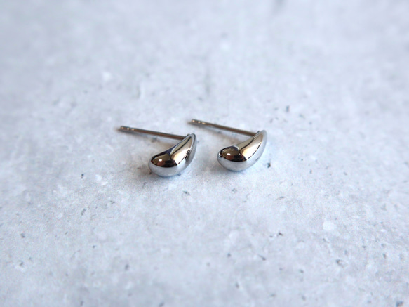 ☆大人気☆つけっぱなしOK 錆びないサージカルステンレス【小さめティアドロップ gold & silver】ピアス 3枚目の画像