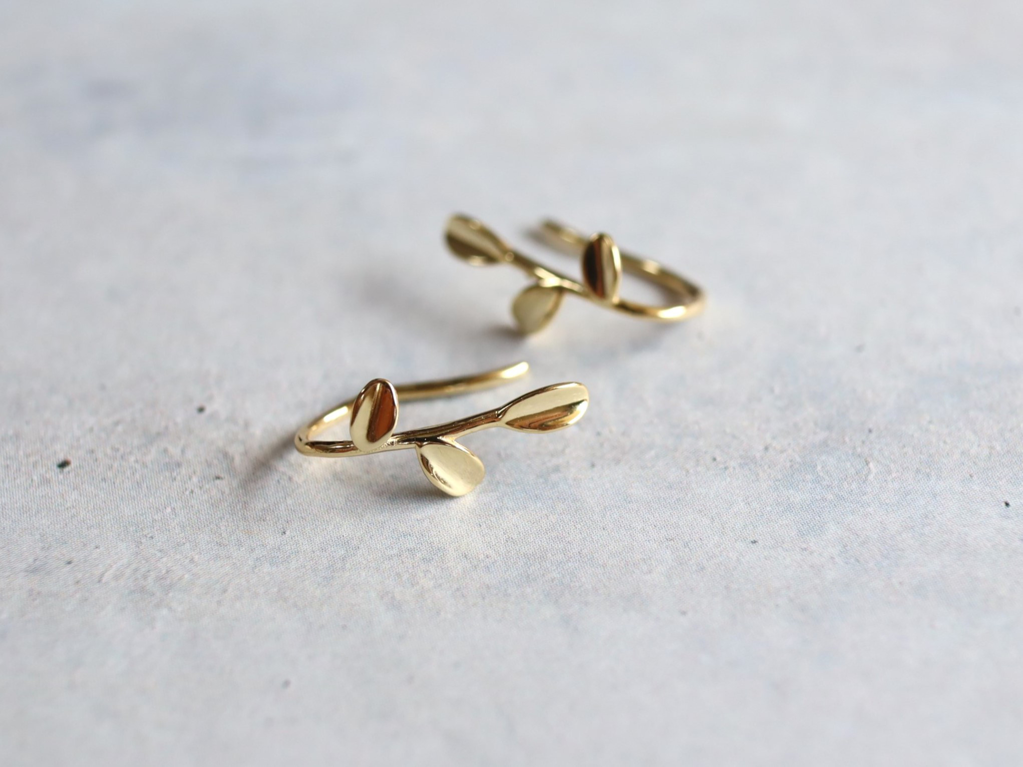 Anthropologie Sibilia オシャレなハンドメイドピアス ☆新作☆毎日つけたい シルバー925【小さな3つの葉っぱ gold