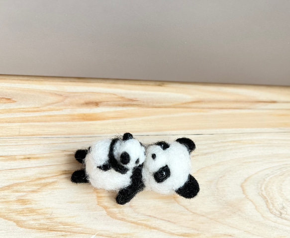 ごろりんパンダの親子　羊毛フェルト 2枚目の画像