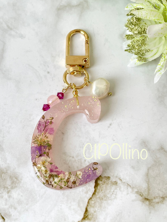 お花のイニシャルキーホルダー♪ C】春をぎゅっと詰めたお花のイニシャルキーホルダー アルファベット